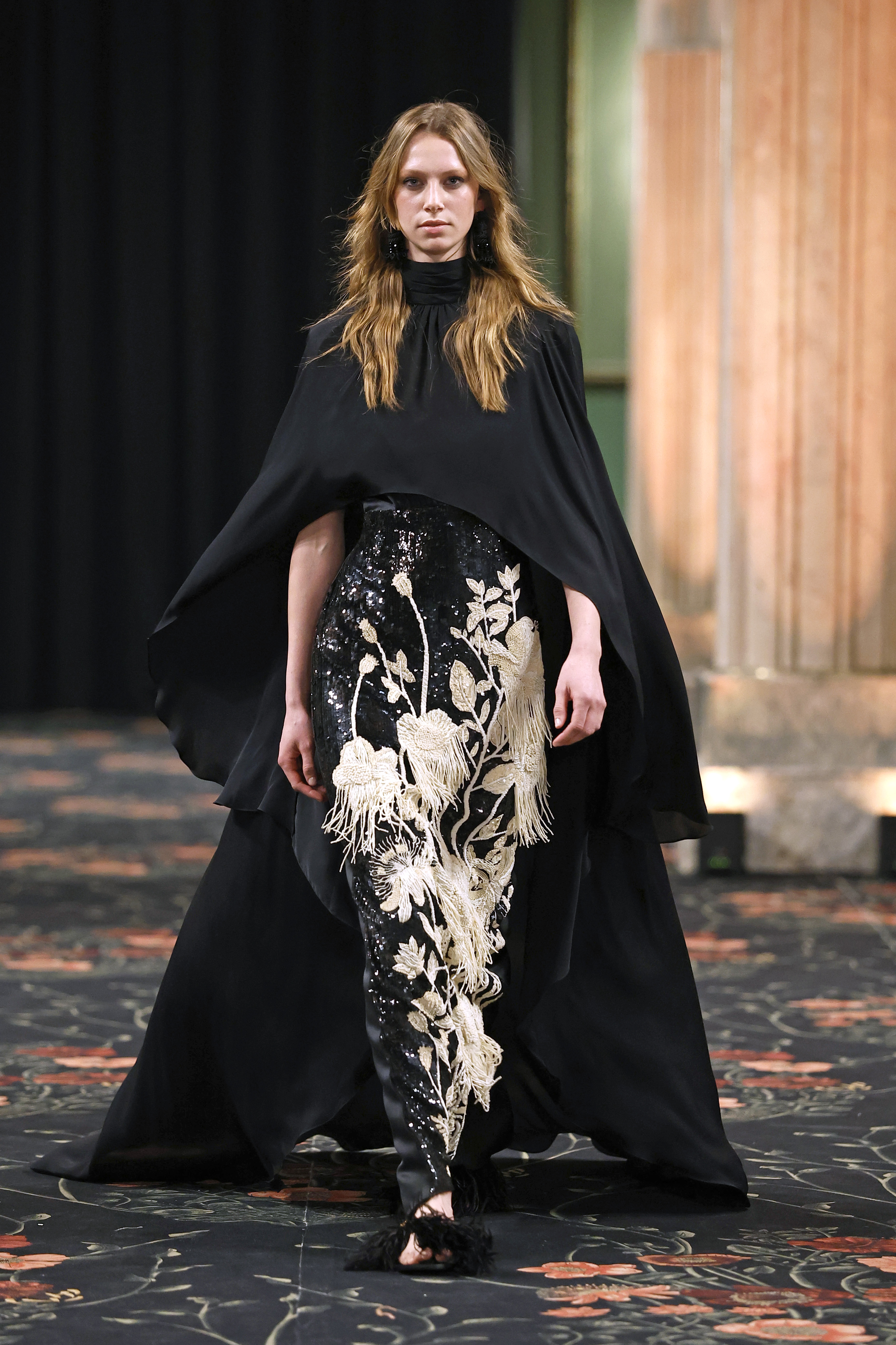 Diseño de Johanna Ortiz en MBFWM 2026, detalle de elegancia fluida y estética femenina